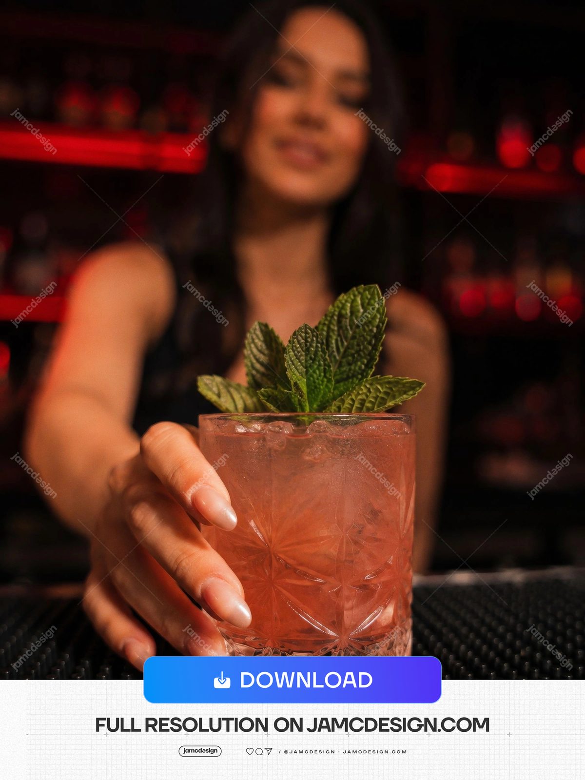 Foto Em Close De Coquetel De Menta No Bar Noturno. Foto JPG em close-up de um coquetel vermelho de menta segurado por uma mulher no balcão escuro — Prévia adicional